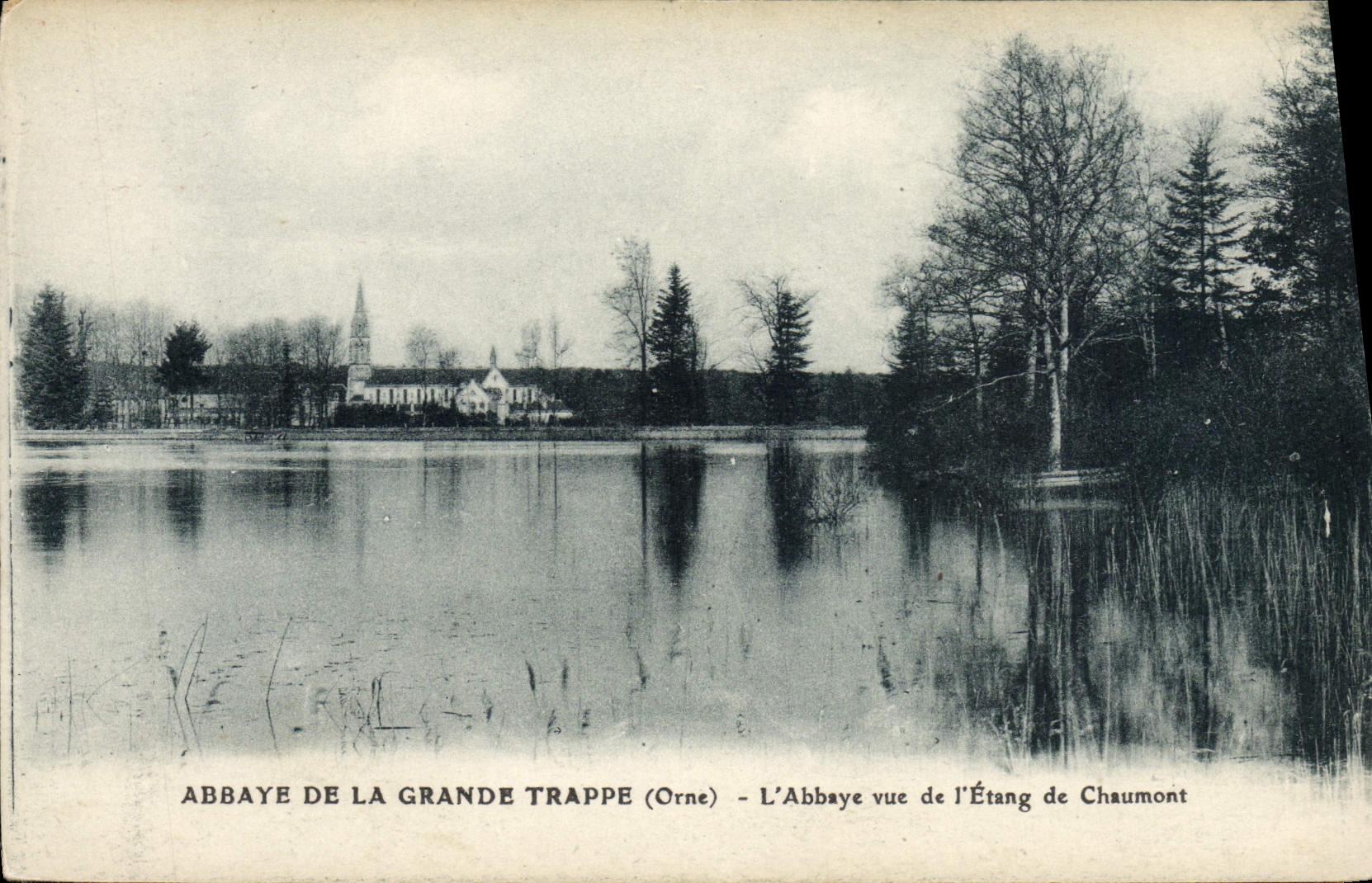 CPA Abbaye de la grande Trappe L'abbaye vue de l'etang de Chaumont