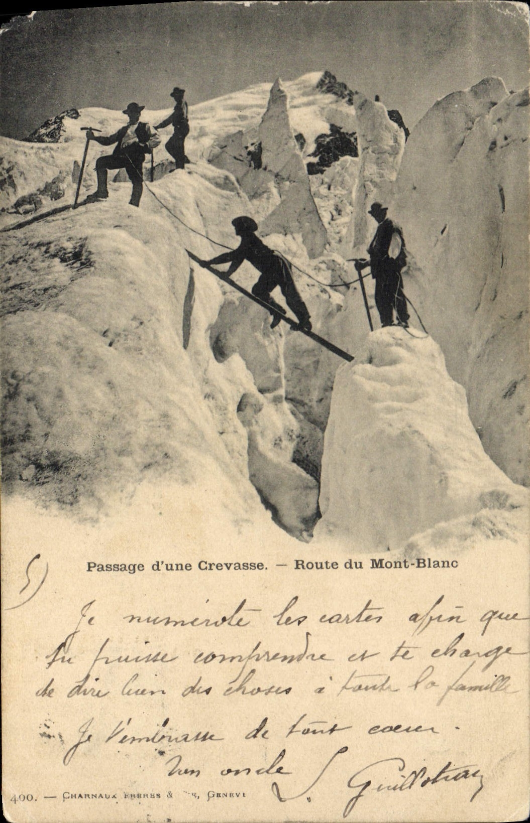 Paso de la POSTAL de la VENDIMIA de un camino Crack del alpinismo de Mont Blanc