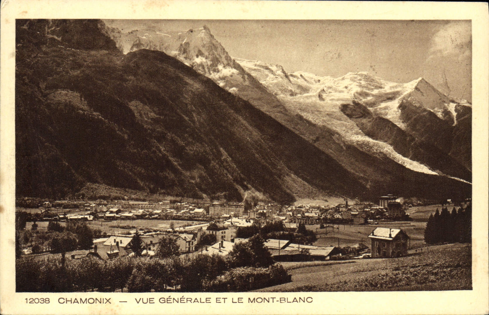 CPA Chamonix Vue Generale Et Le Mont Blanc