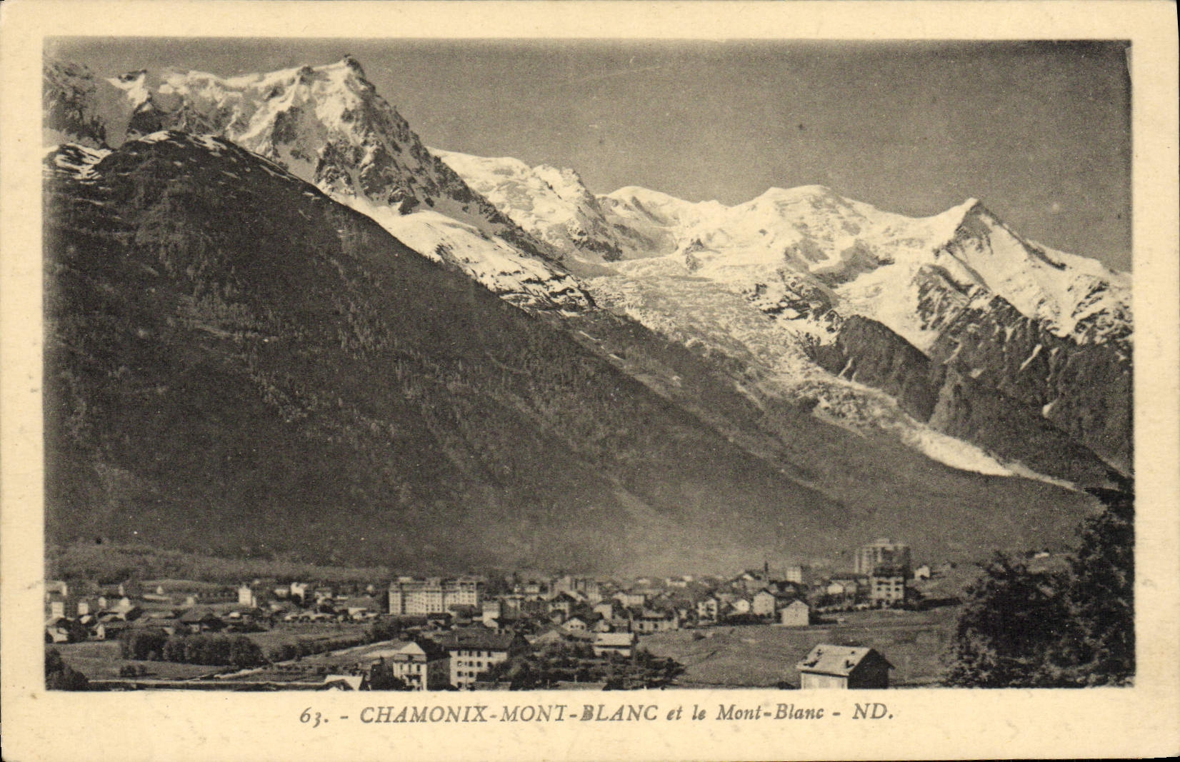 CPA Chamonix Vue Generale Et Le Mont Blanc