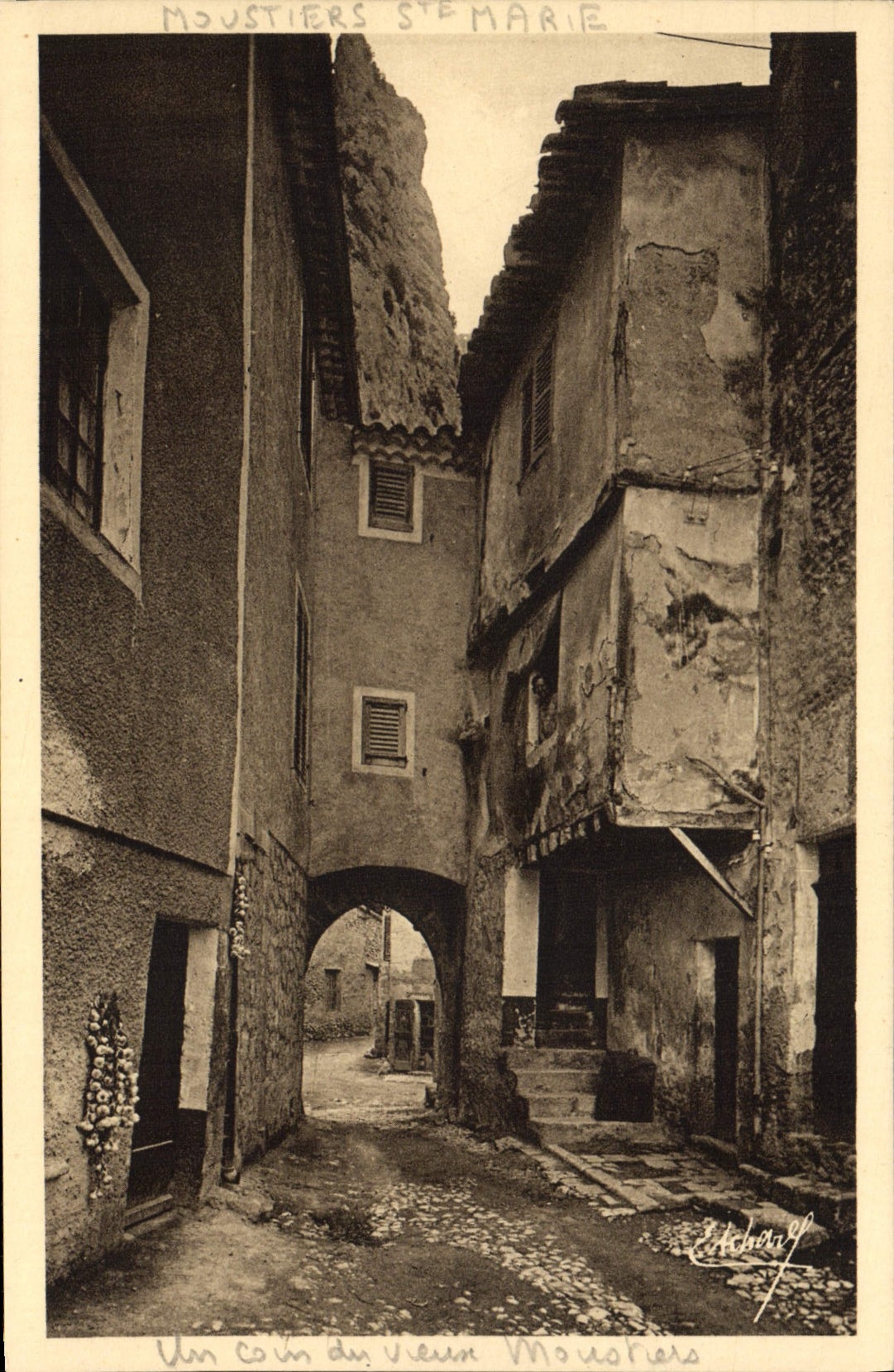 POSTAL Moustiers co de la VENDIMIA. Marie una esquina del viejo hombre de Moustier