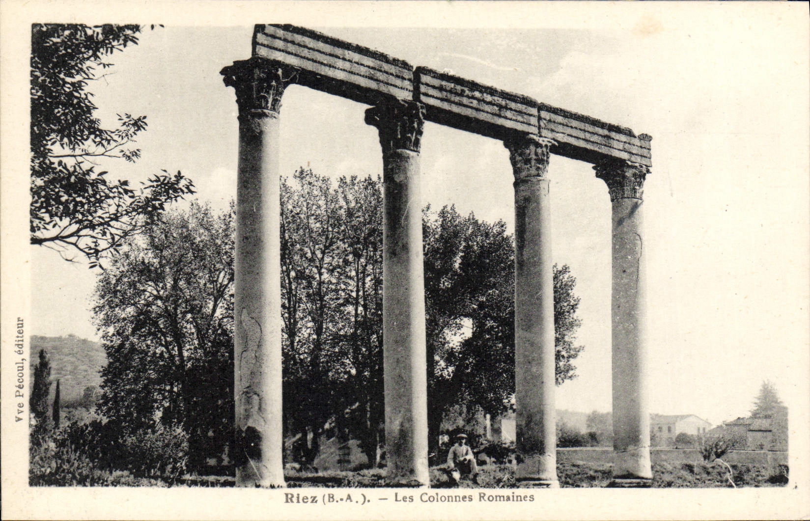 CPA Riez Les Colonnes Romaines