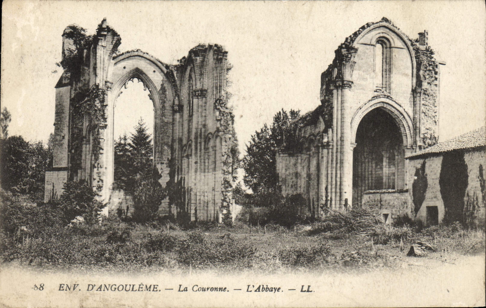 CPA Environs d'Angouleme La Couronne l'abbaye