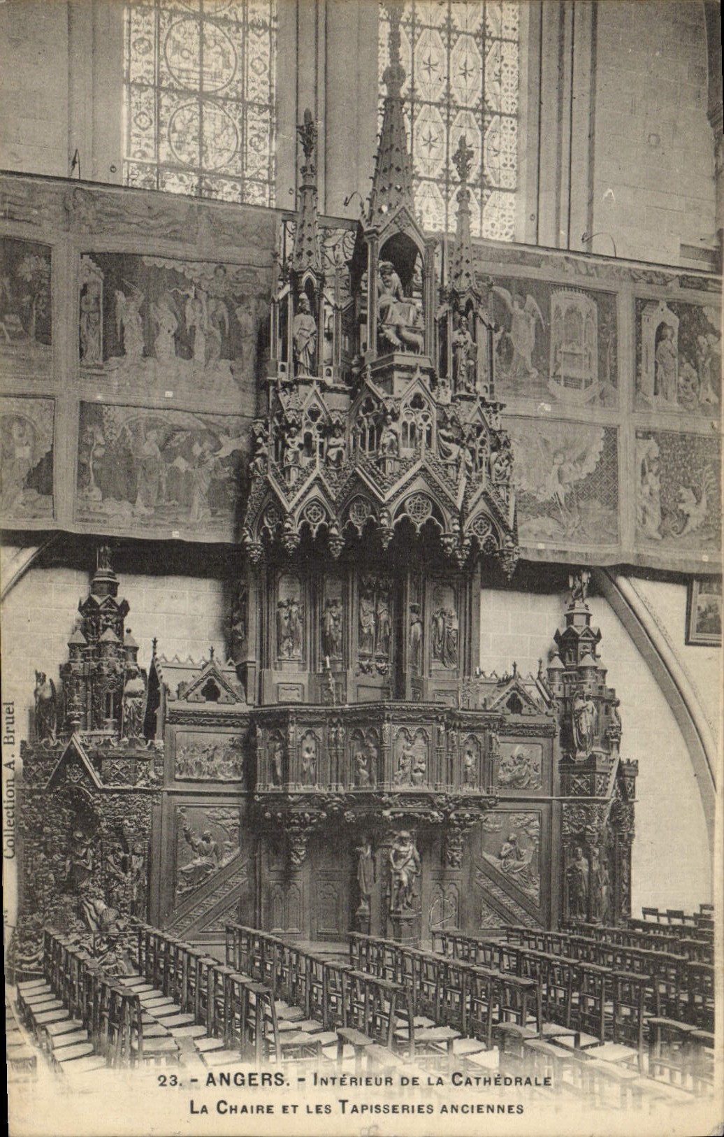 El interior de la POSTAL de la VENDIMIA encoleriza de la catedral el púlpito y las tapicerías viejos