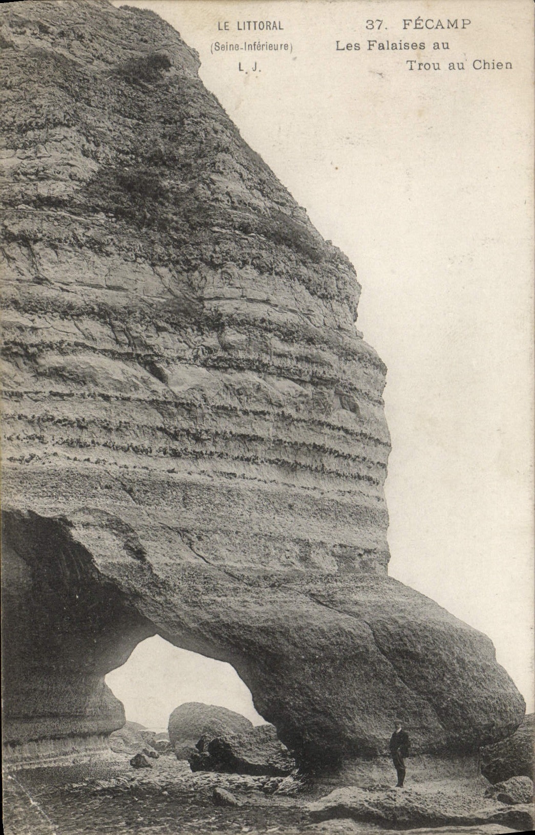 Acantilados de Fecamp de la POSTAL de la VENDIMIA con el agujero con el perro