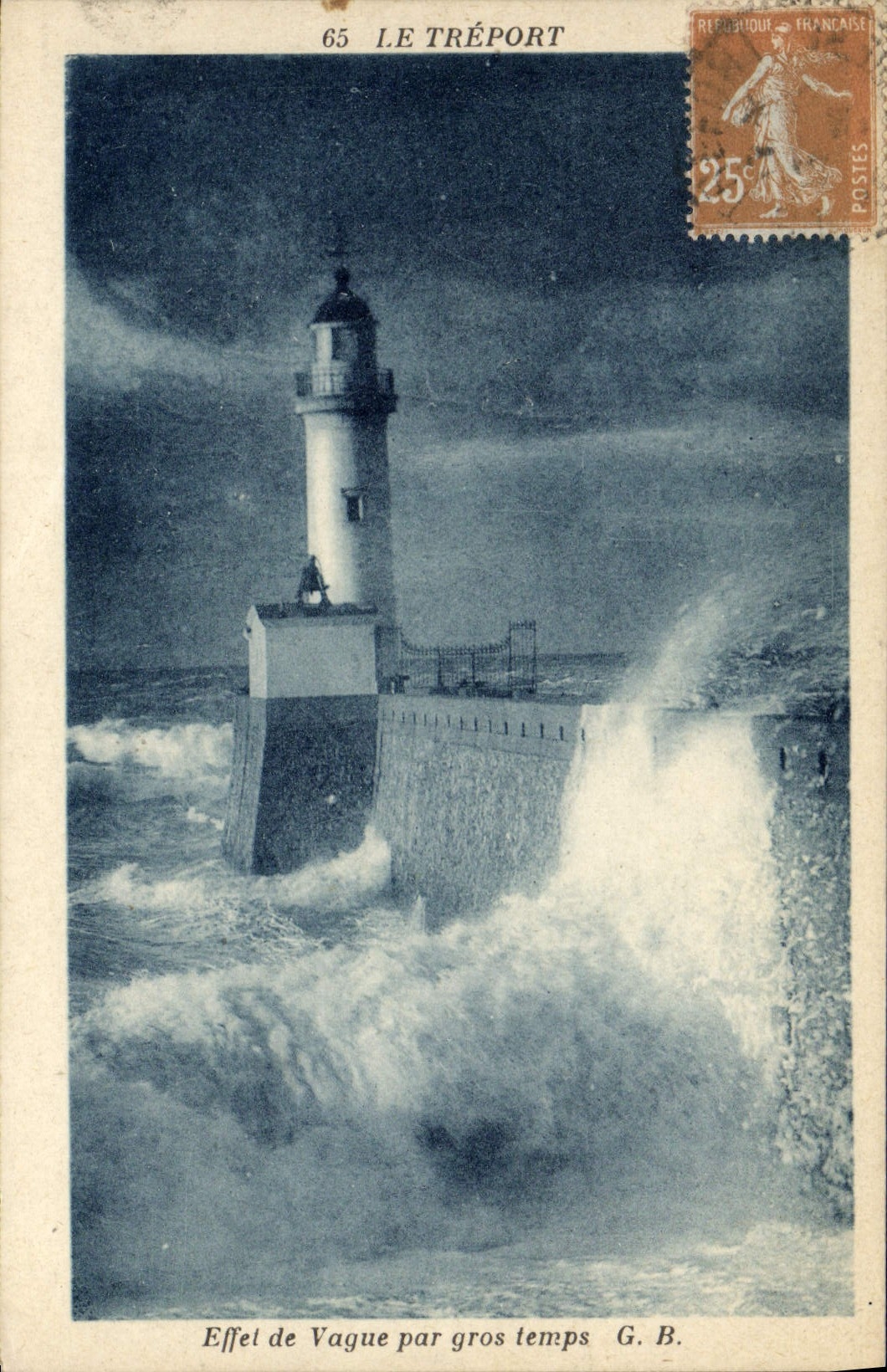 CPA Le Treport Effet de Vague Par gros temps Phare