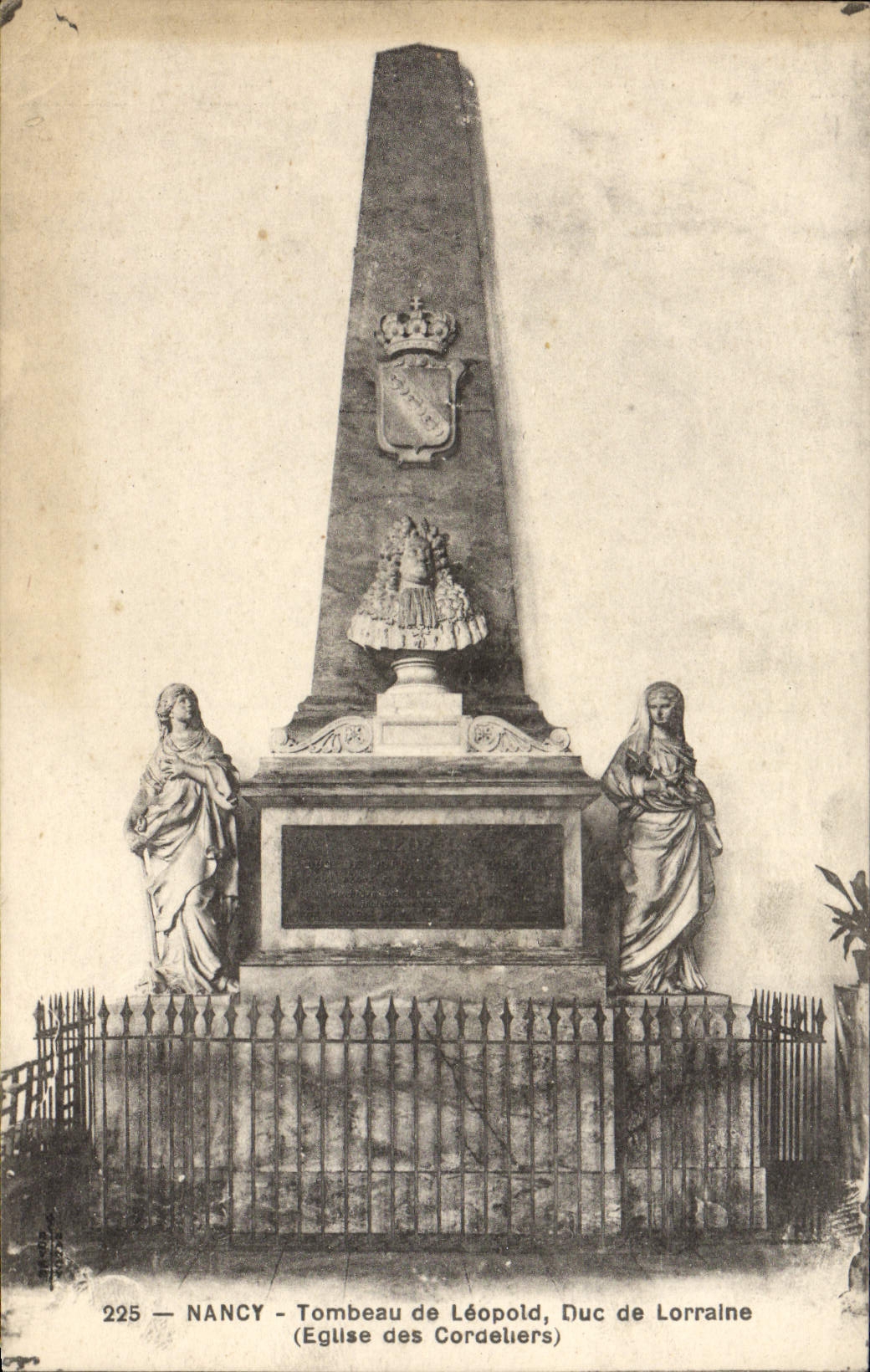 CPA Nancy Tombeau de Leopold Duc de Lorraine Eglise des Cordeliers