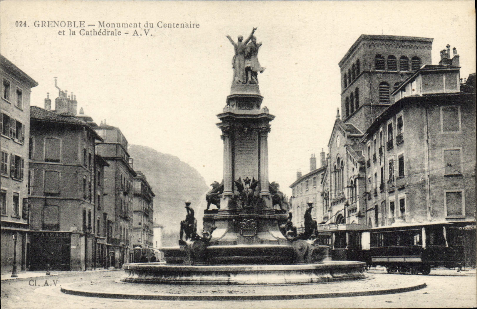 Monumento de Grenoble de la POSTAL de la VENDIMIA del centenario y de la tranvía de la catedral