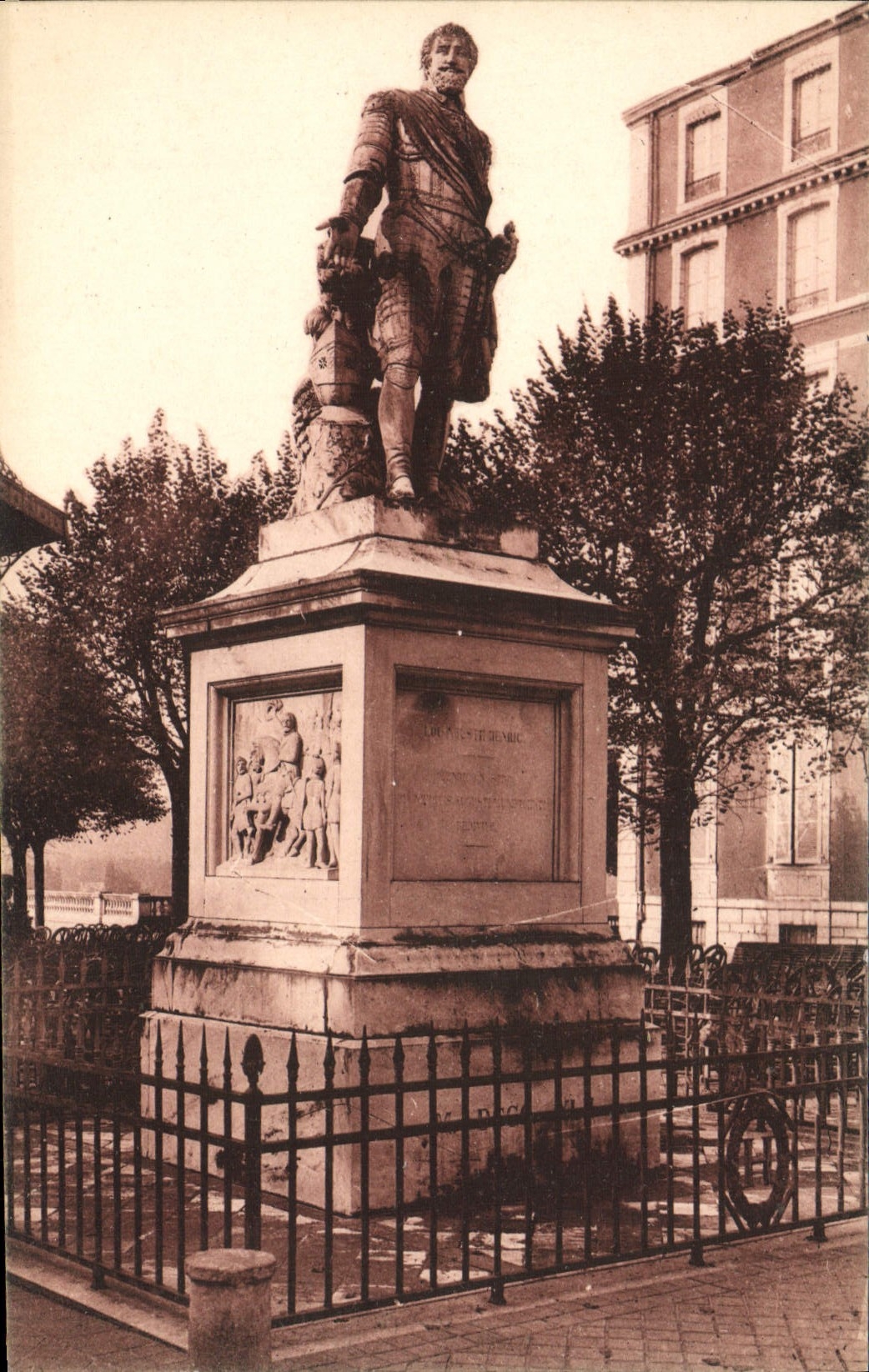 La POSTAL estatua D Enrique de la VENDIMIA IV tiene Pau