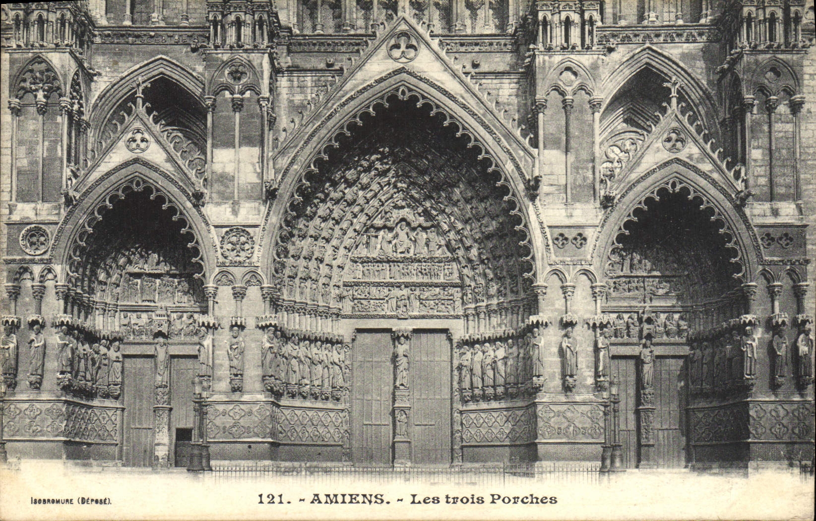 VINTAGE POSTCARD Amiens three Close relations