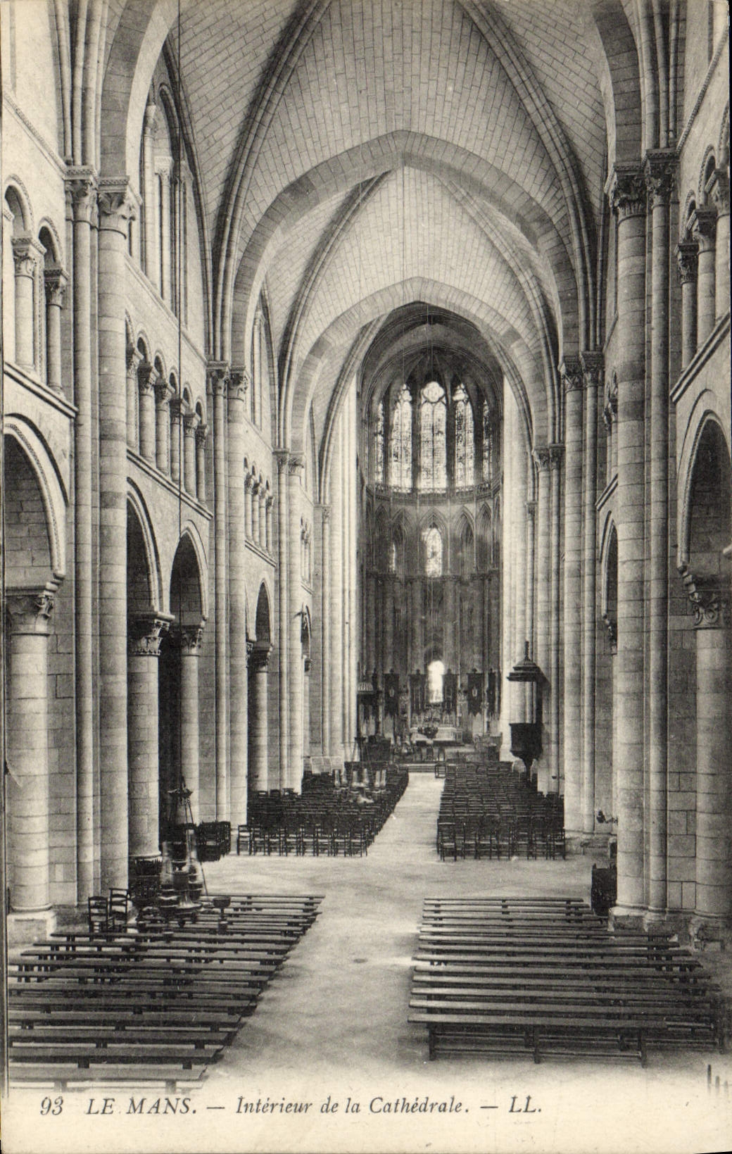 CPA Le Mans Interieur de la Cathedrale