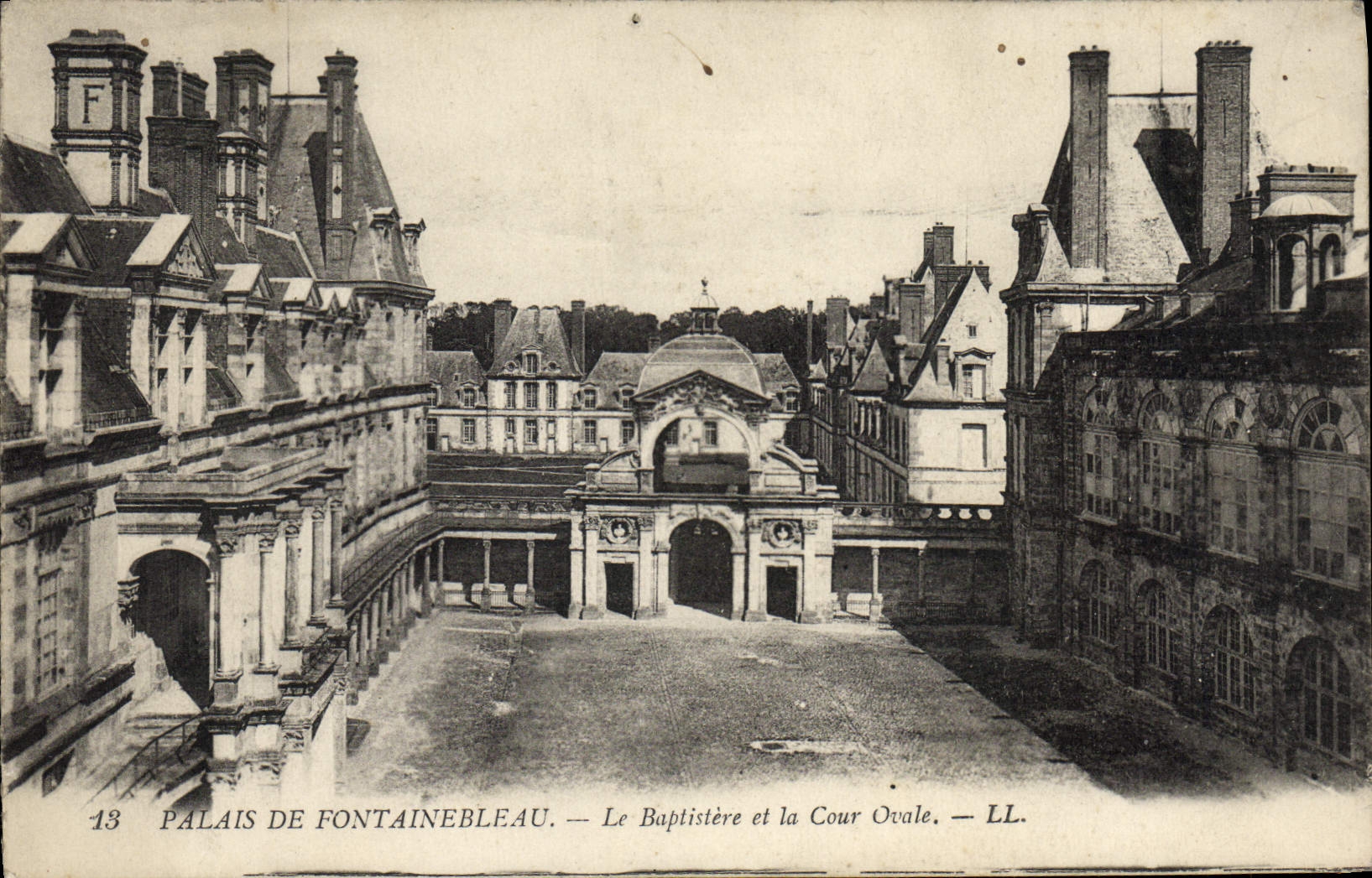 CPA Palais de Fontainebleau Le Baptistere et la Cour Ovale