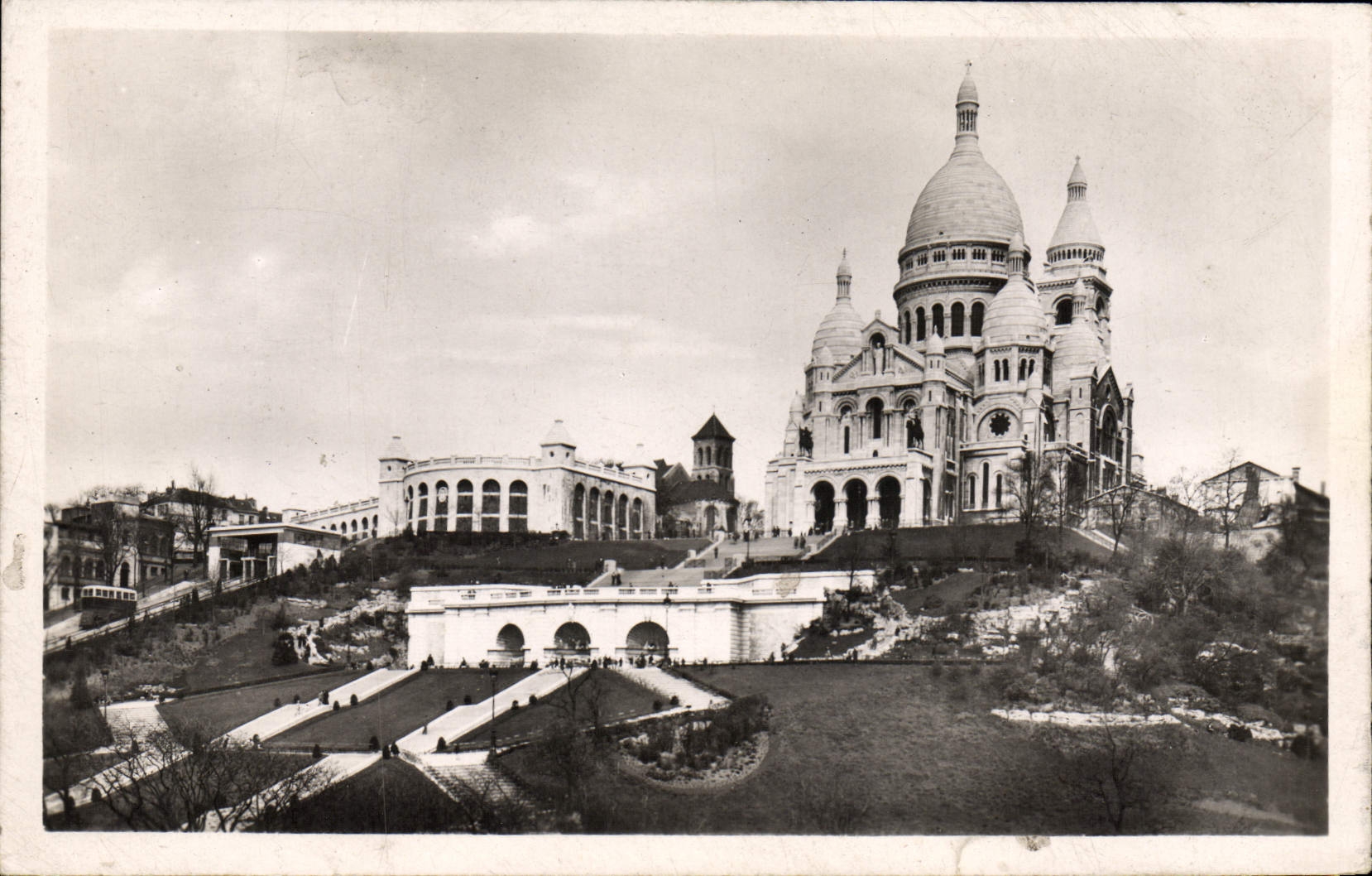 CPM Paris La Sacre Coeur et le Square Saint Pierre