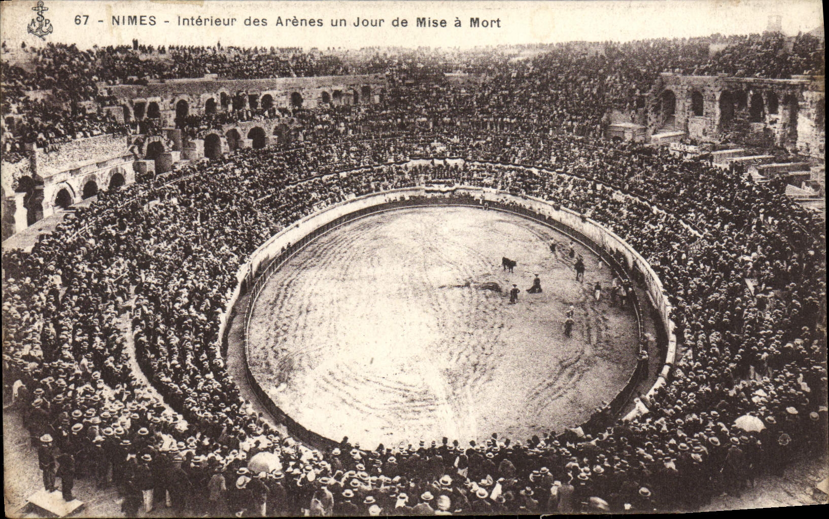 CPA Nimes Interieur des Arenes Un Jour de Mise a Mort Corrida Taureau