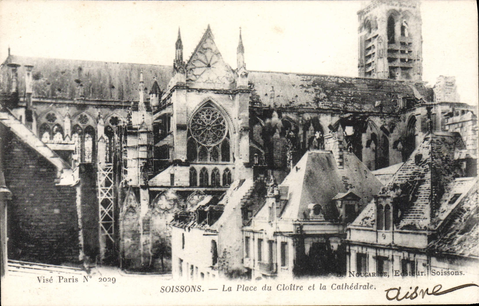 CPA Soissons La Place du Cloitre et a Cathedrale