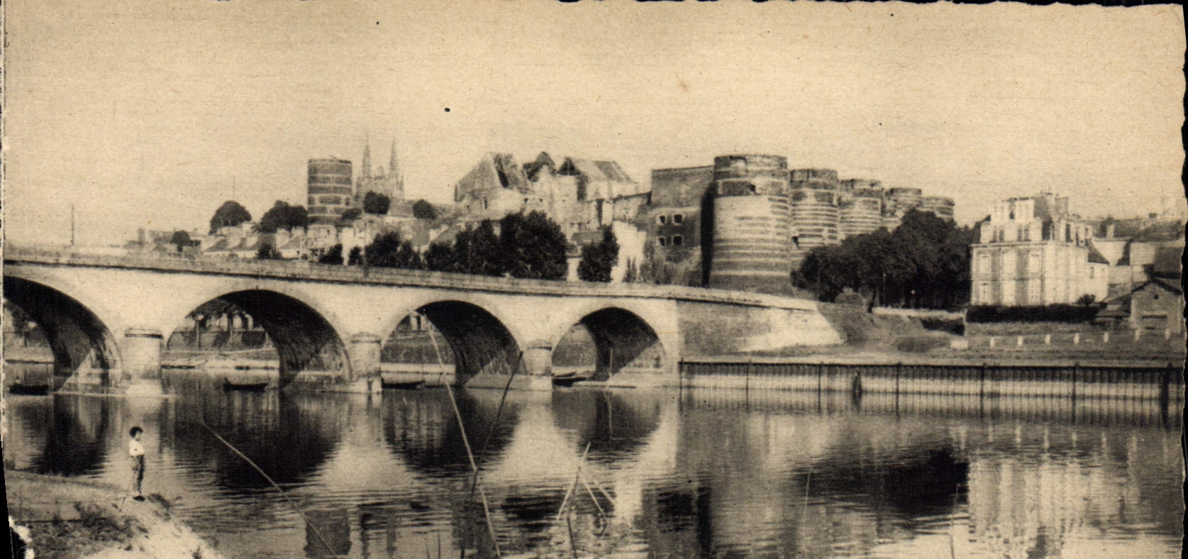 CPA Angers Le Pont de la Basse Chaise sur la Maine vers le Chateau