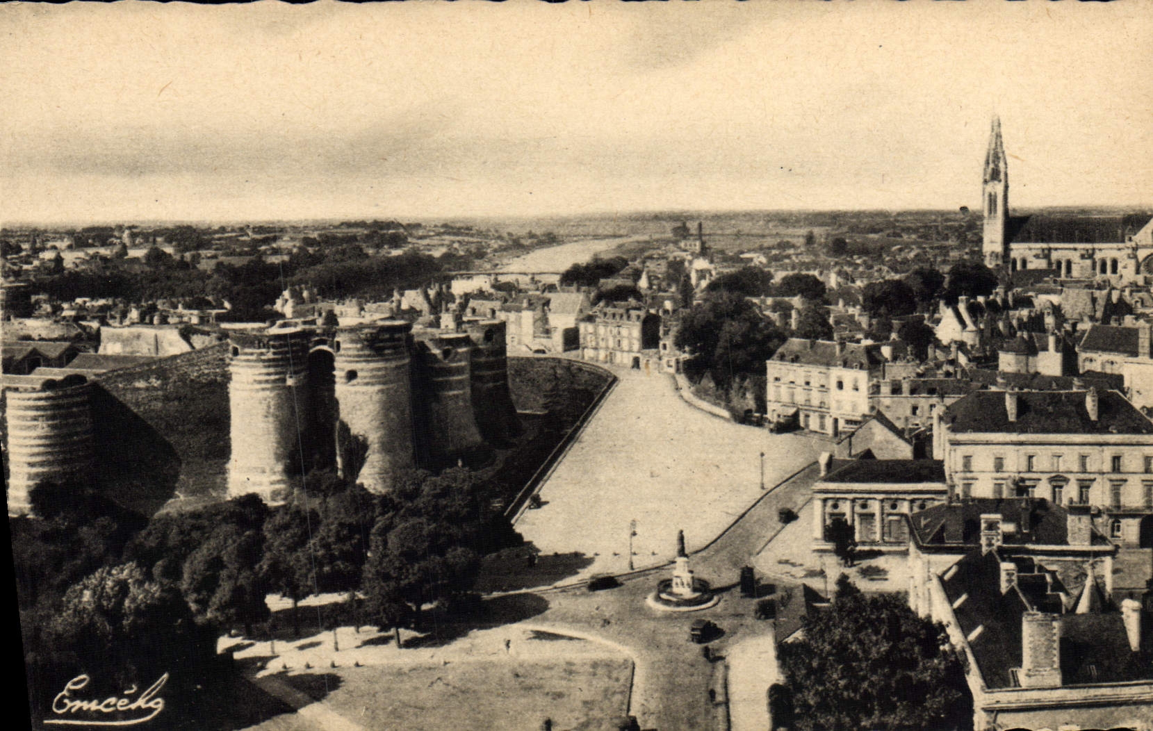 La POSTAL de la VENDIMIA encoleriza la visión panorámica hacia el castillo Maine y la catedral