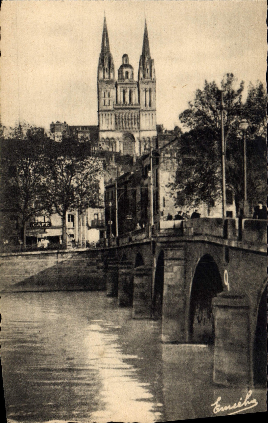 CPA Angers Le Pont du Centre sur la Maine vers la Cathedrale