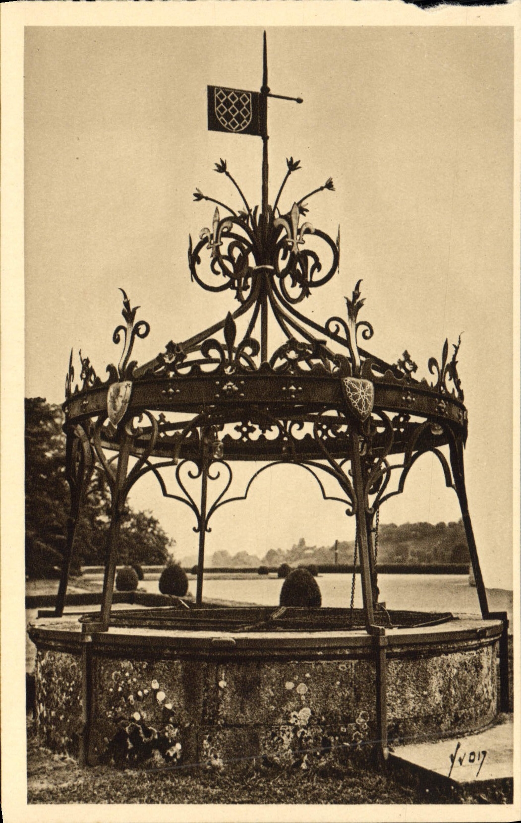 VINTAGE POSTCARD Josselin Main courtyard of the Castle old Well with wrought iron reinforcement