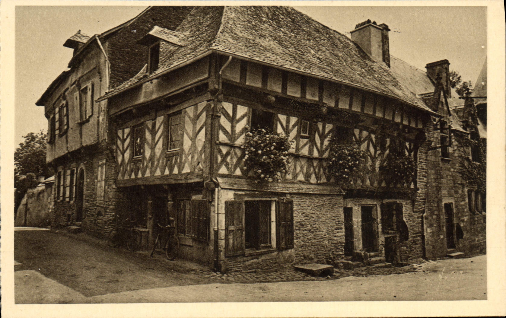 VINTAGE POSTCARD Josselin Old woman House of the Street of the Thirty
