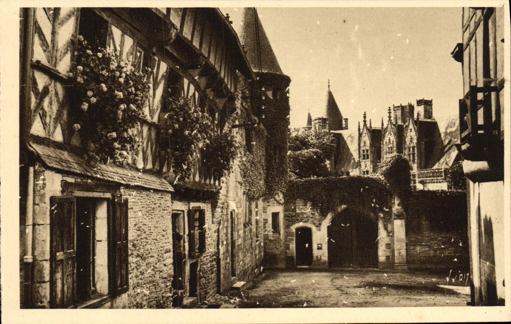 VINTAGE POSTCARD Josselin Old woman House with the angle of the streets of Thirty and the Castle