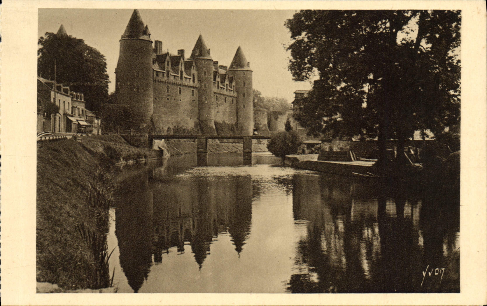 El ataque frontal occidental de Josselin de la POSTAL de la VENDIMIA de las reflexiones del castillo adentro expulsa