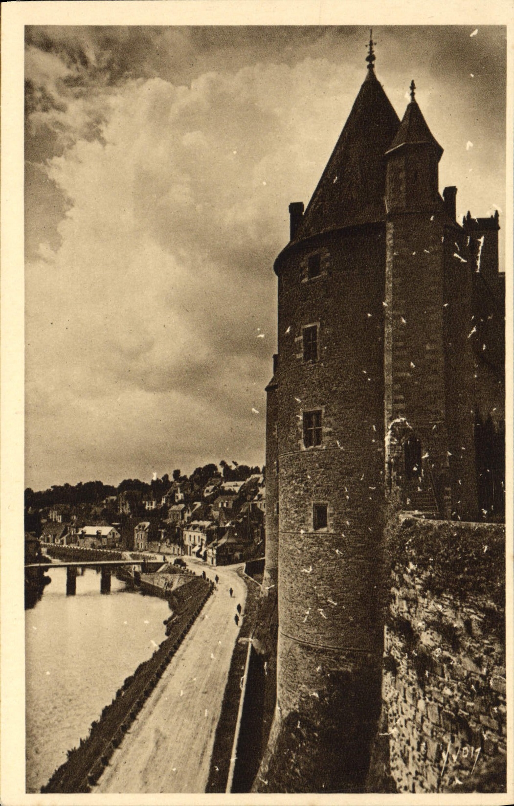 VINTAGE POSTCARD Josselin the Proud silhouette of the Castle in a Picturesque site at the edge of Oust