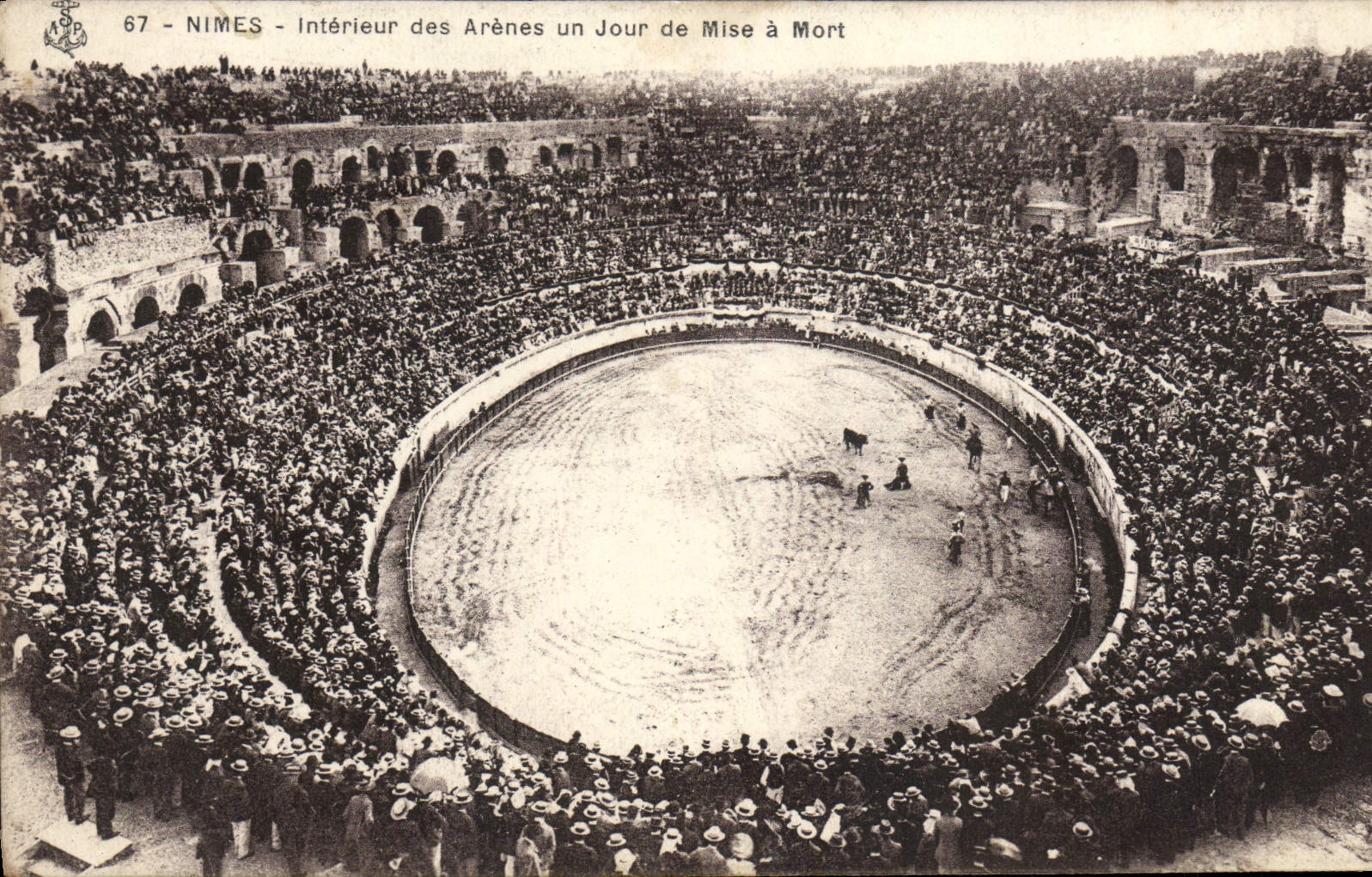 CPA Nimes Interieur des Arenes un Jour de Mise a Mort Corrida