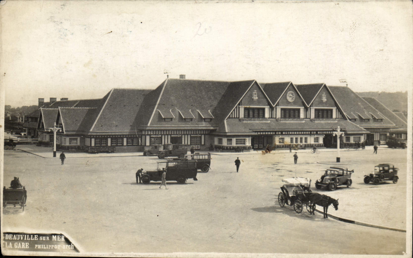 CPA Deauville sur Mer La Gare Automobile Cheval