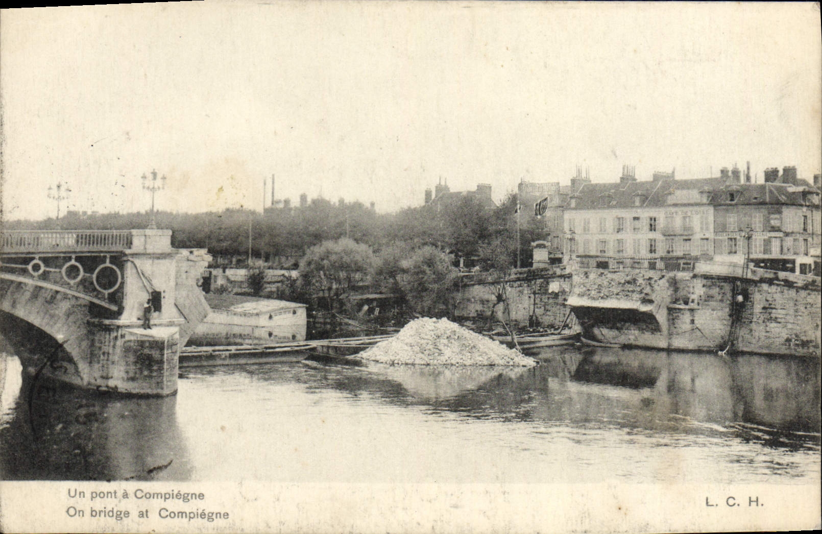 CPA Un Pont a Compiegne Militaria 
