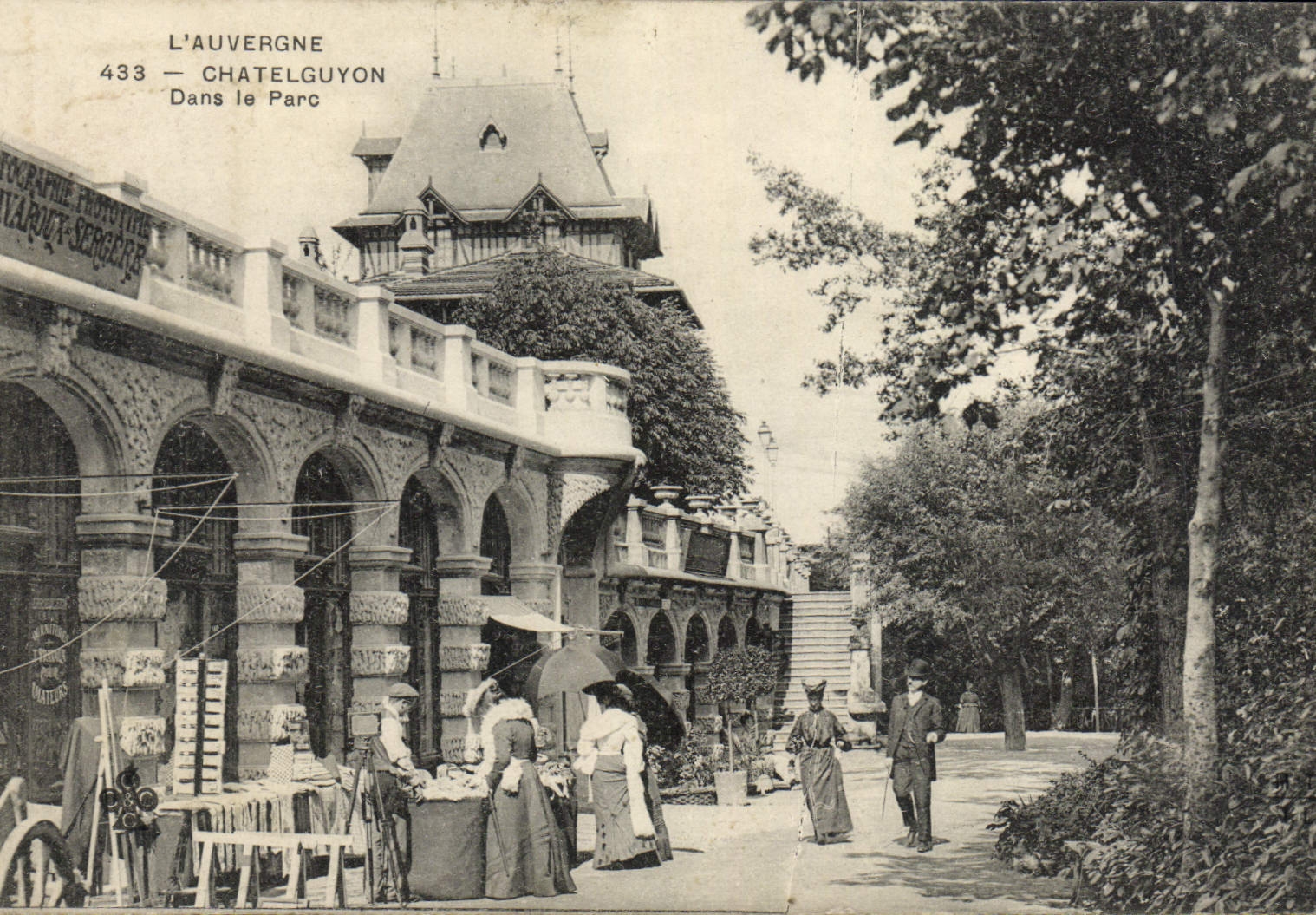 CPA L'Auvergne Chatelguyon Dans le Parc (animée)
