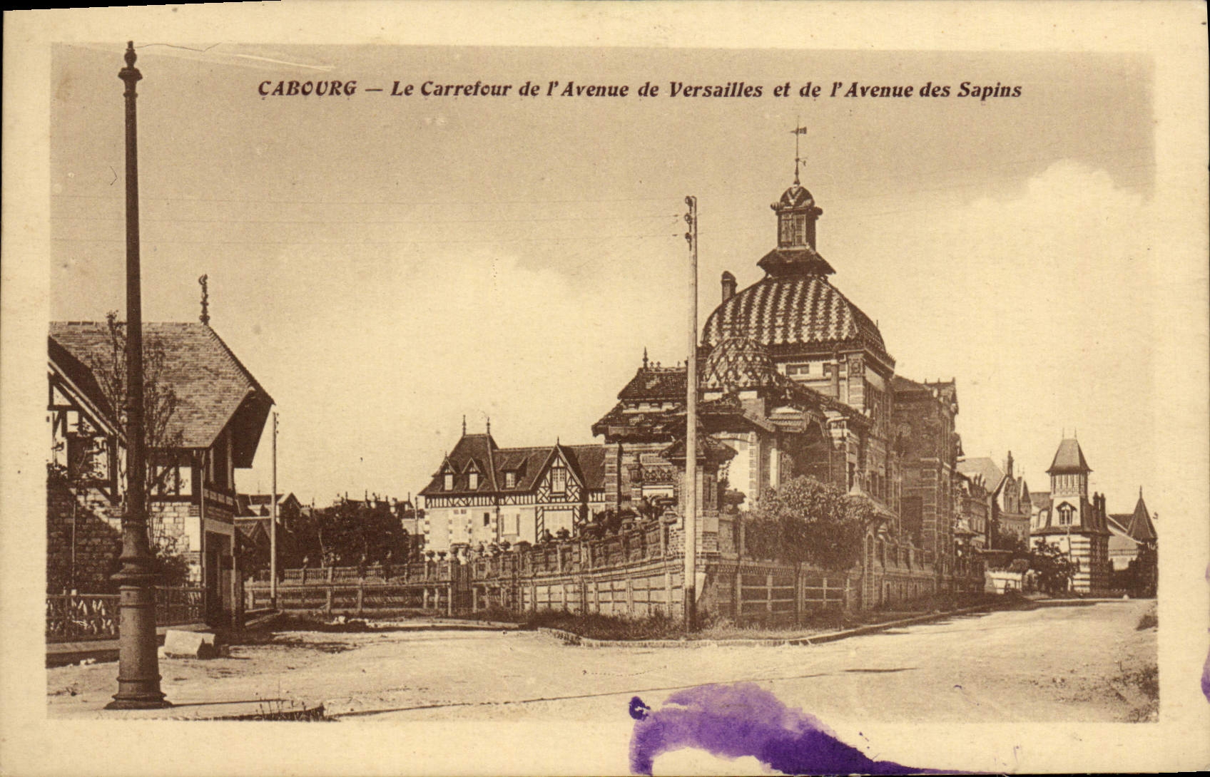 CPA Cabourg Le Carrefour de l'Avenue de Versailles et de l'Avenue des Sapins