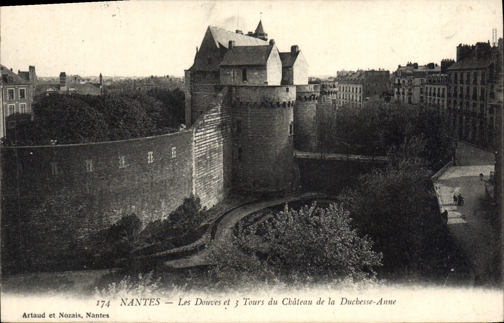 VINTAGE POSTCARD Nantes Ditches and Tours of the Castle of Ducbesse Anne