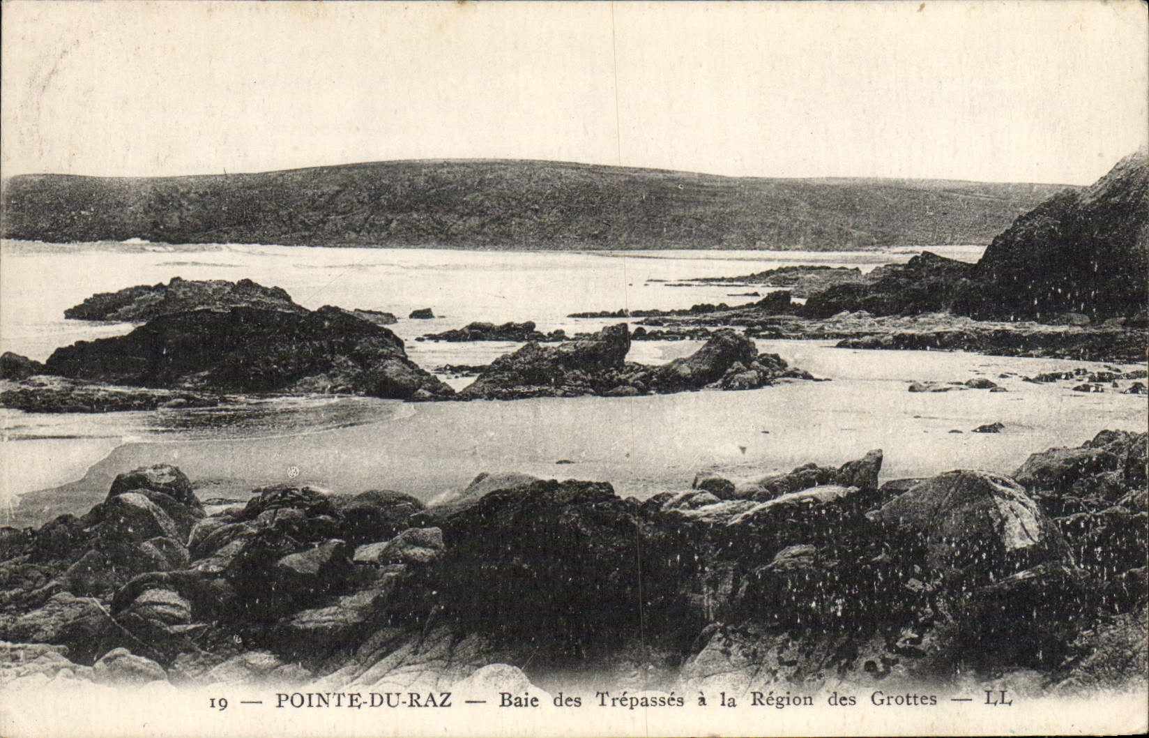 VINTAGE POSTCARD Pointe Of the Strong current Bay of Trespass with the Area of the Caves