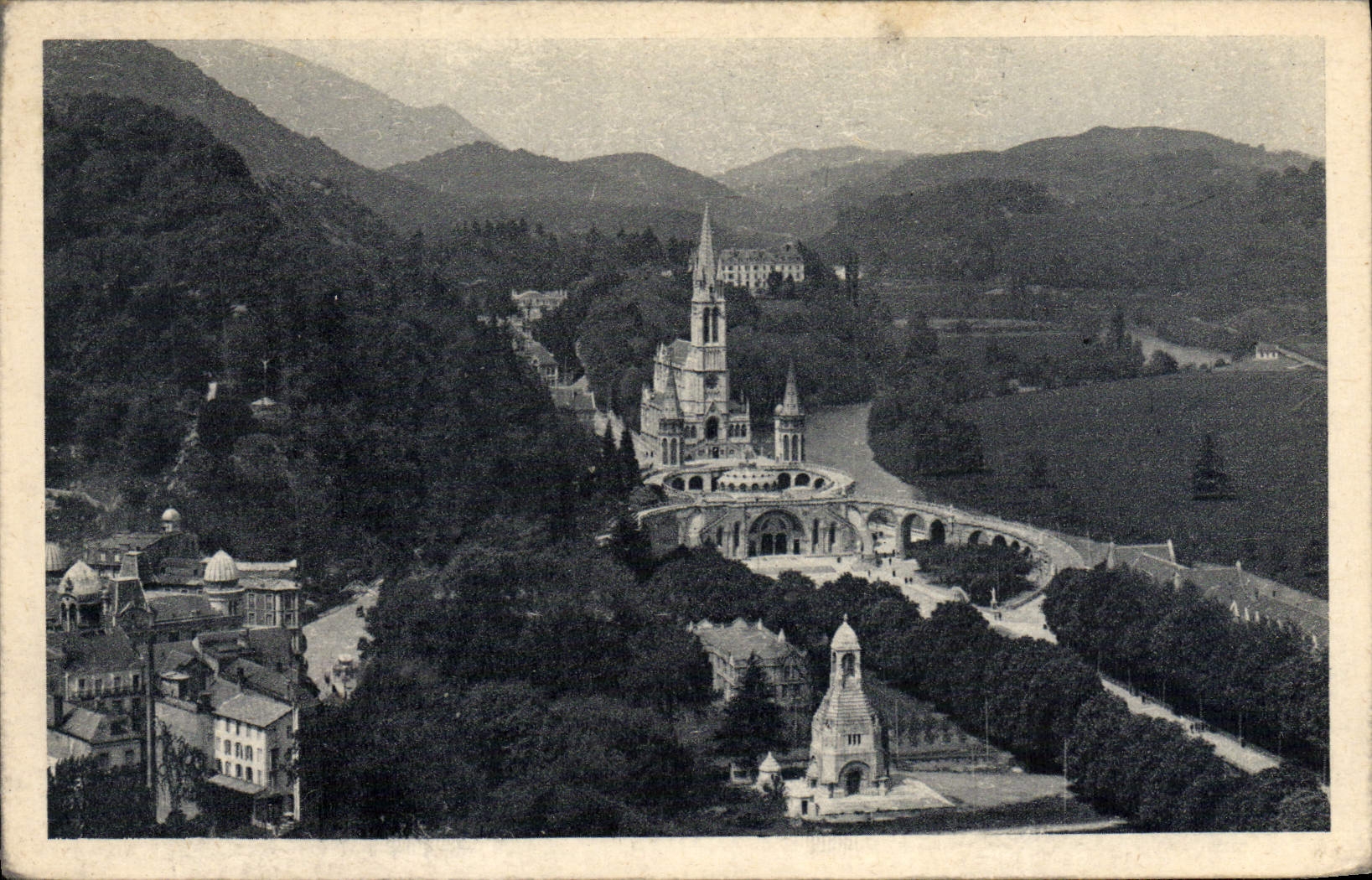 VINTAGE POSTCARD Heavy the Basilica and the War memorial seen of the Strong Castle