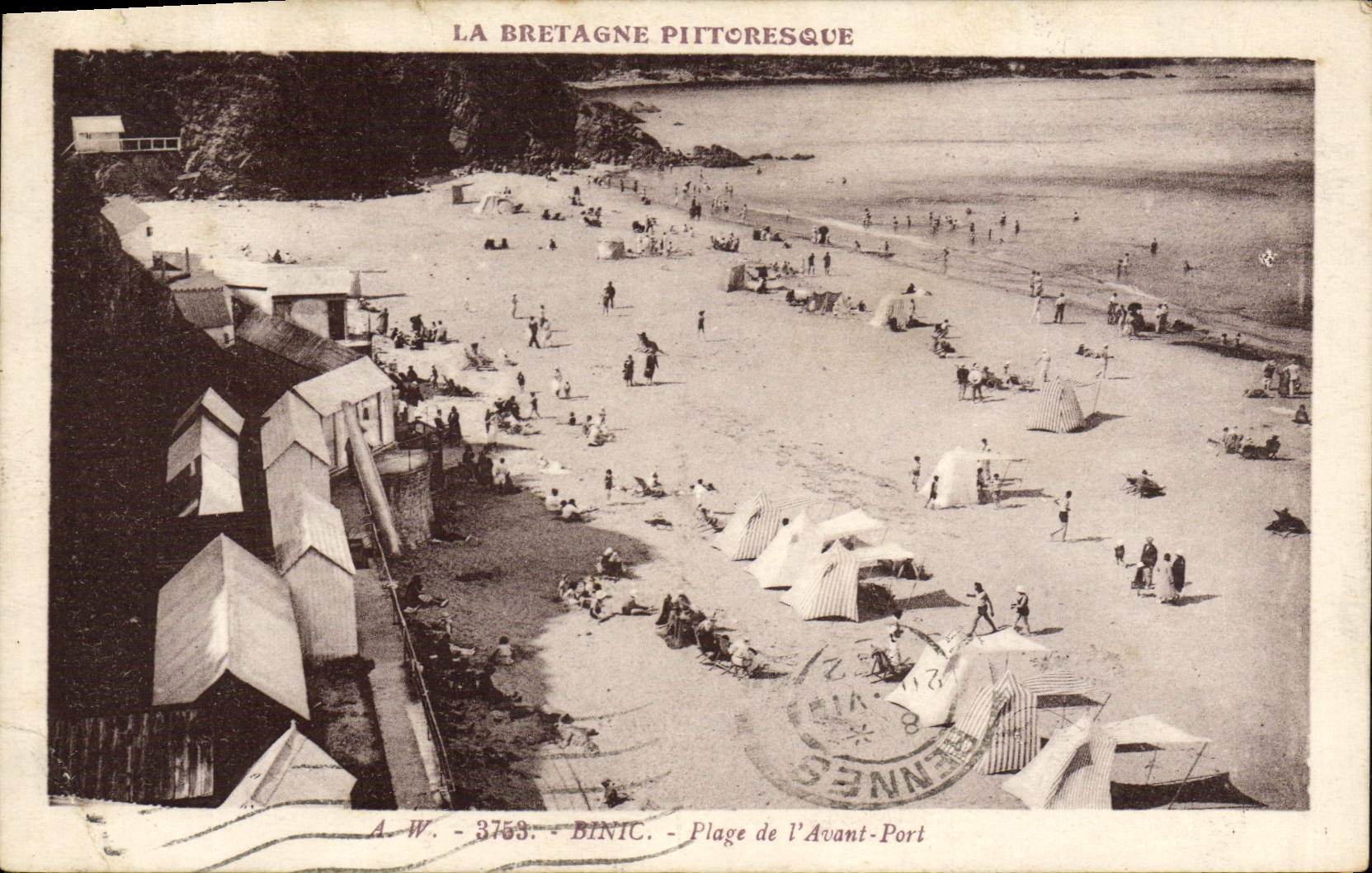 Playa pintoresca de Bretaña Binic de la POSTAL de la VENDIMIA antes del puerto