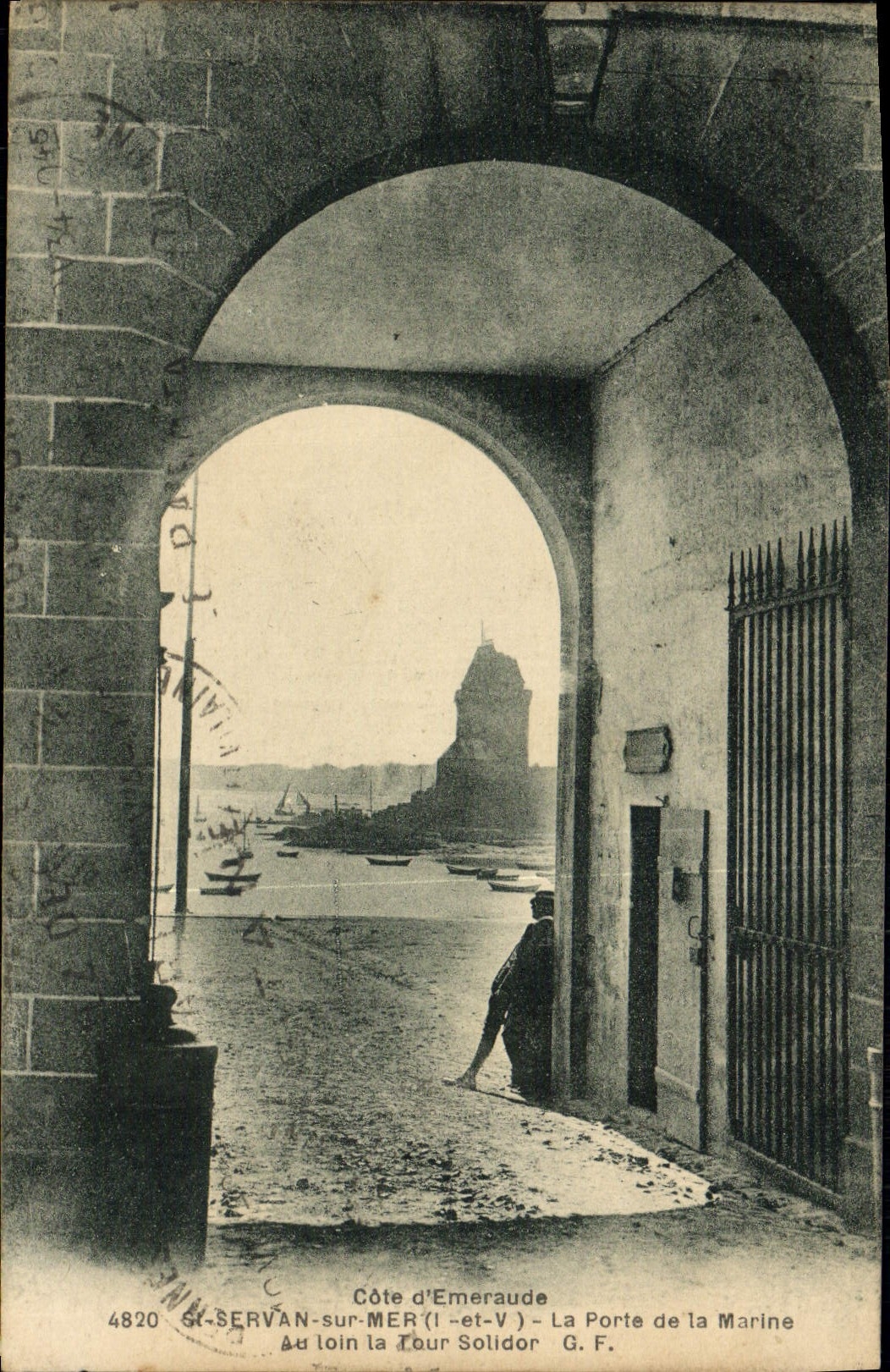 CPA Saint Servan sur Mer La Porte de la Marine Au loin la tour Solidor