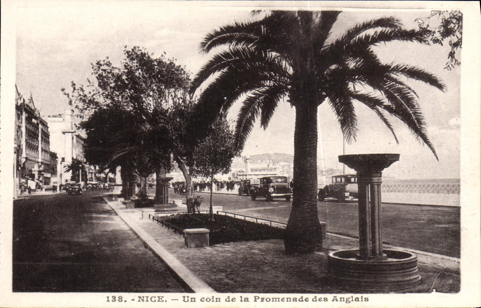 CPA Nice Un coin de la Promenade des Anglais