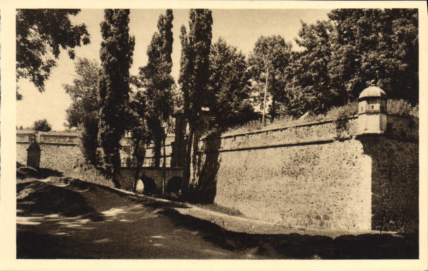 VINTAGE POSTCARD Louis Mount the Gate of France and Fortifications