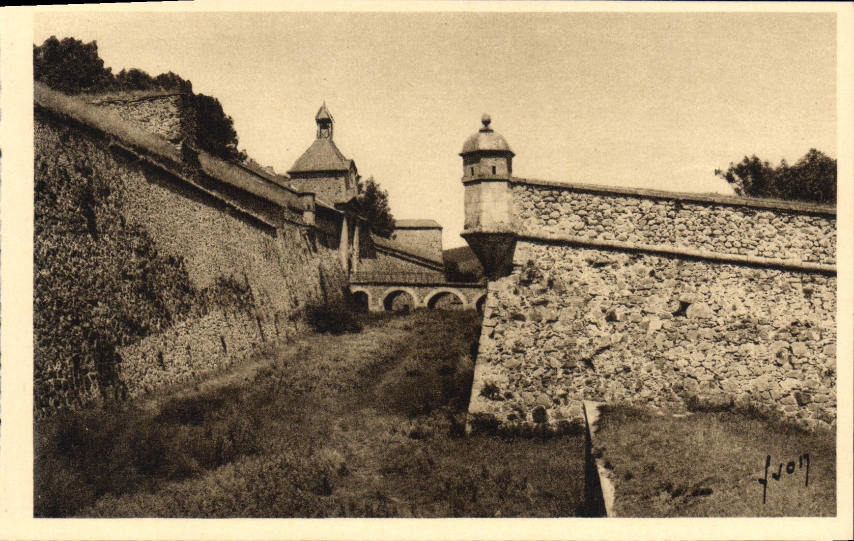 VINTAGE POSTCARD Louis Mount pits and the entry of the Citadel