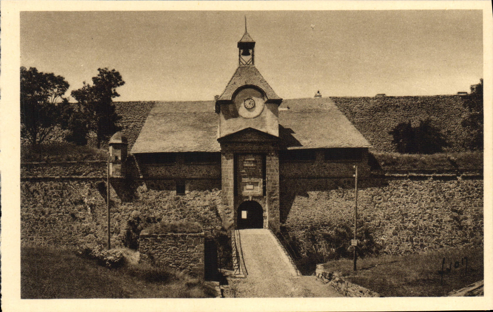 VINTAGE POSTCARD Mont Louis Carries Citadel