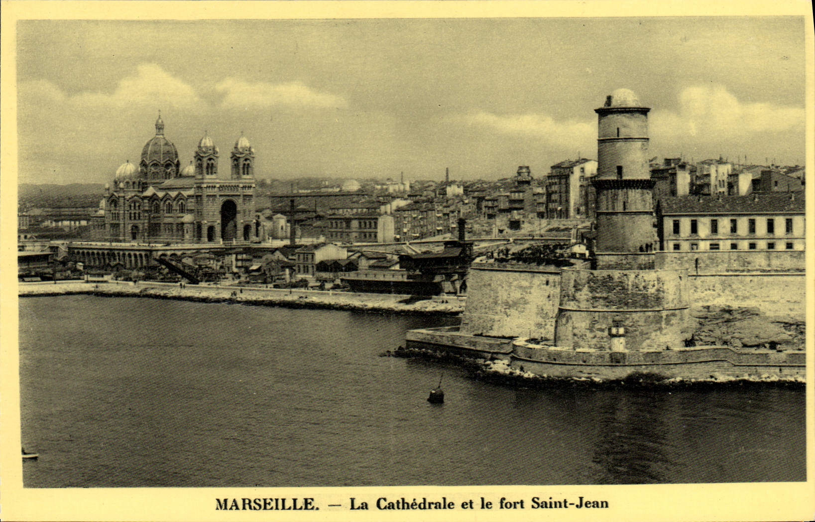 CPA Marseille La Cathedrale et le Fort Saint Jean