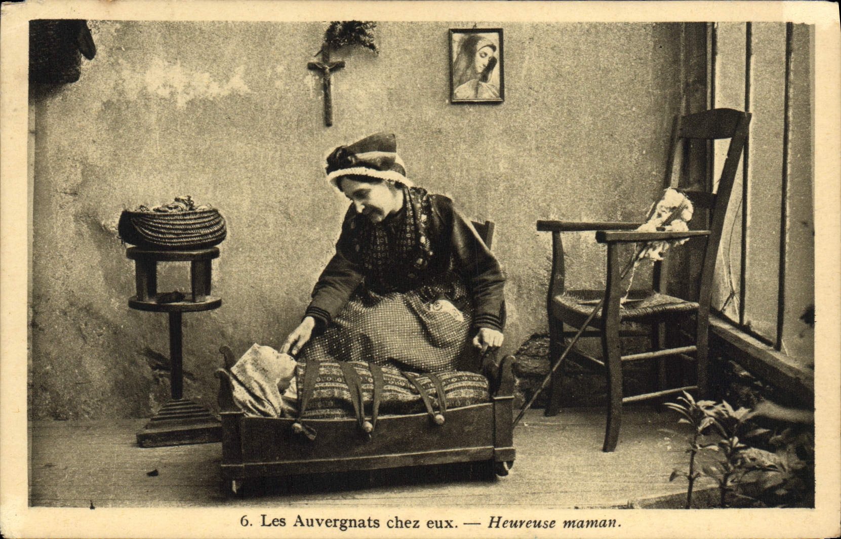 CPA Les Auvergnats Chez Eux Heureuse Maman Folklore