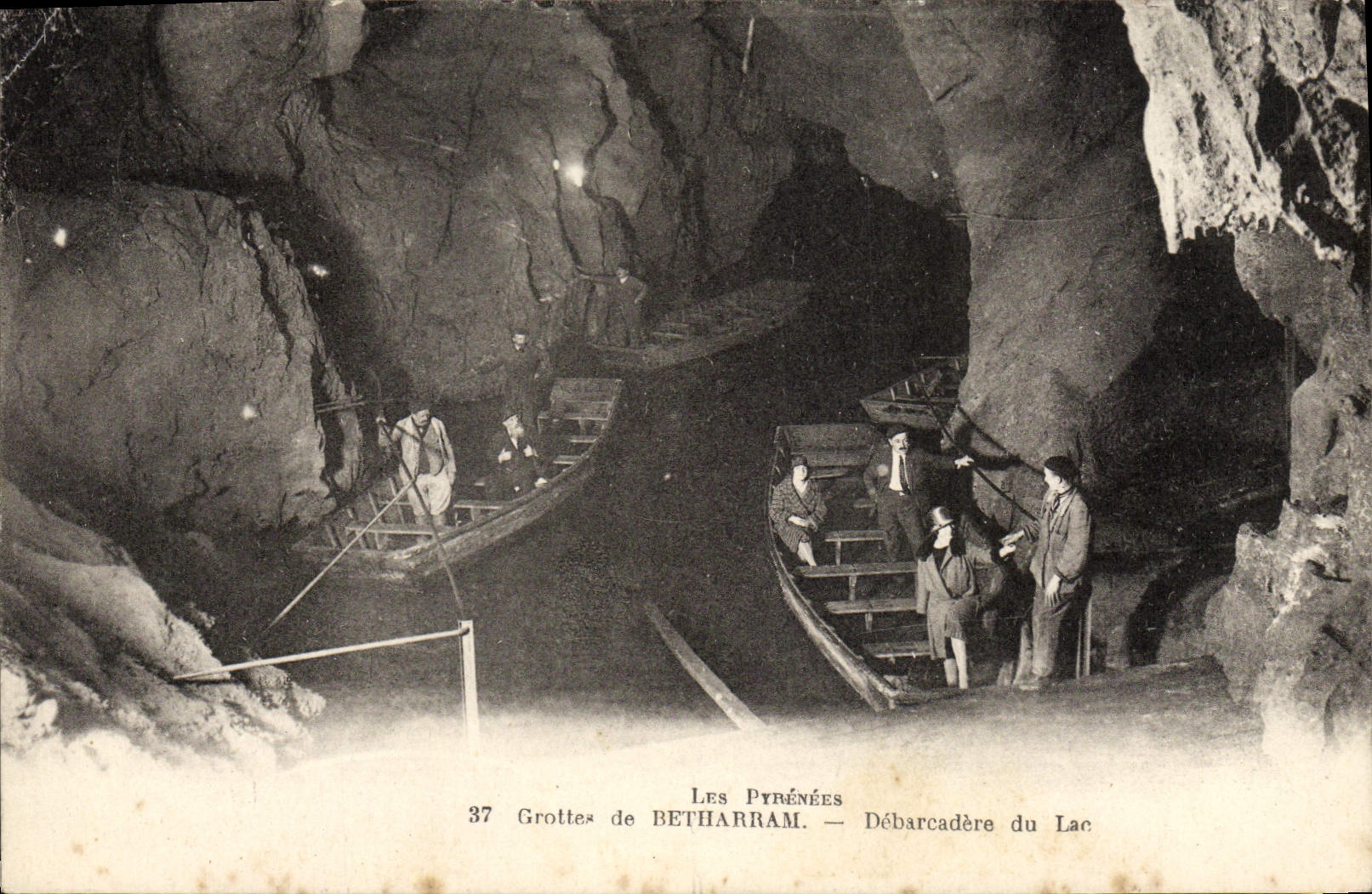 CPA Les Pyrenees Grottes De Betharram Debarcadere Du Lac Bateau