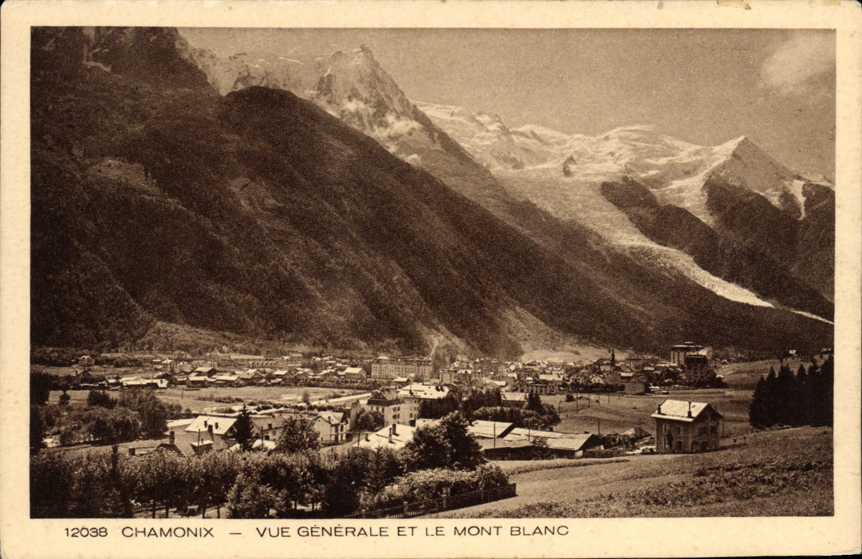 CPA Chamonix Vue Generale Et Le Mont Blanc