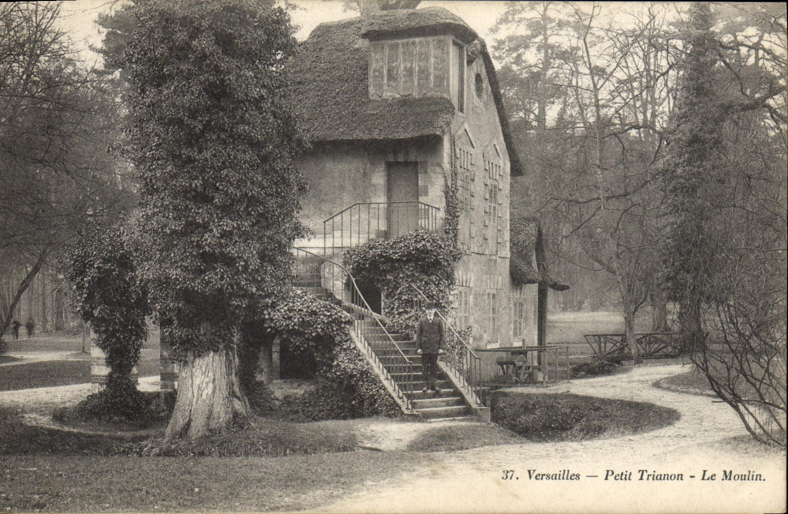 CPA Versailles Petit Trianon Le Moulin