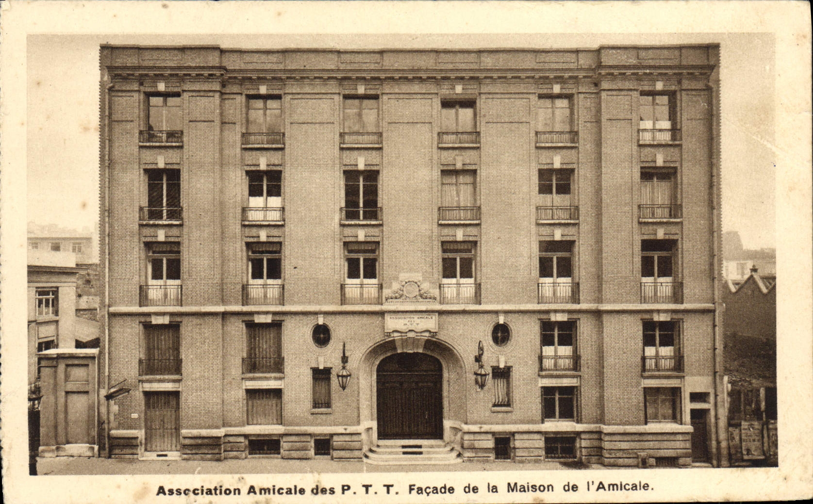 VINTAGE POSTCARD Friendly Association Of the Frontage Of the friendly House De I'