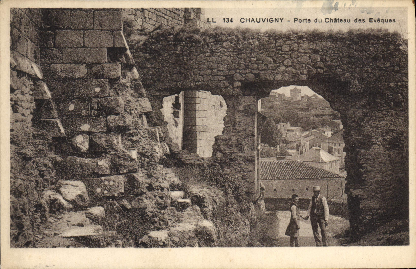 La POSTAL Chauvigny de la VENDIMIA lleva el castillo de los obispos
