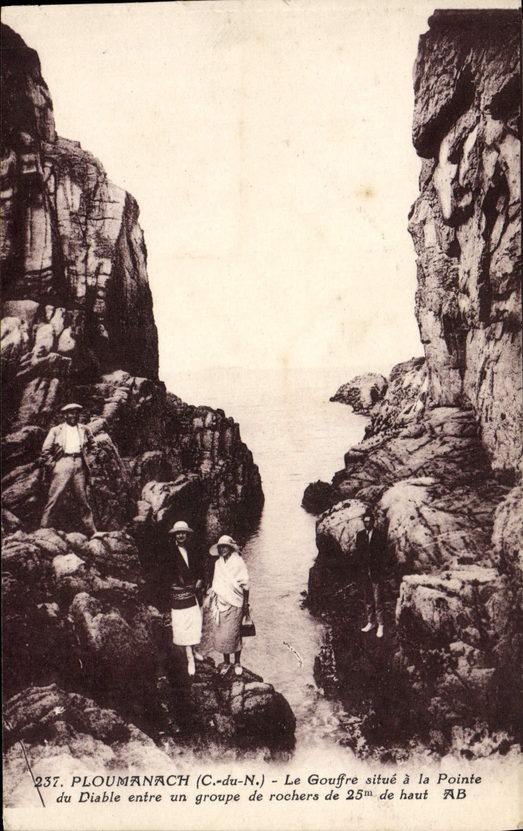 CPA Ploumanach Le Goufre Situe A La Pointe du daible entre un groupe de rochers