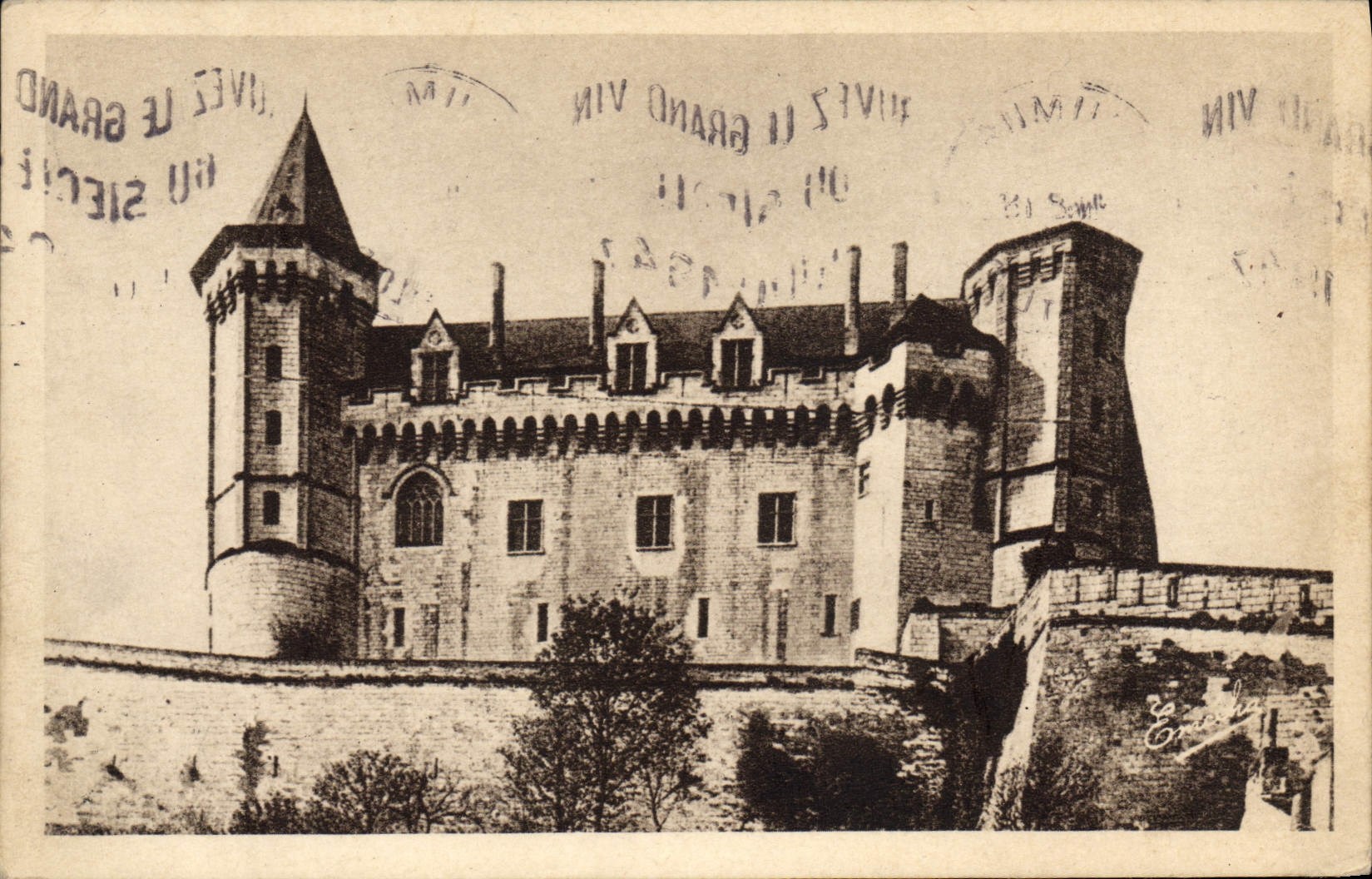 VINTAGE POSTCARD Saumur the Castle Frontage